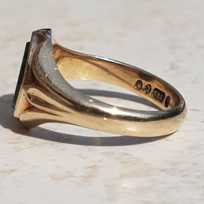 Timeless Oval Bloodstone Signet Ring in 9ct Gold, a UK K 1/2 or a US 5 3/4.