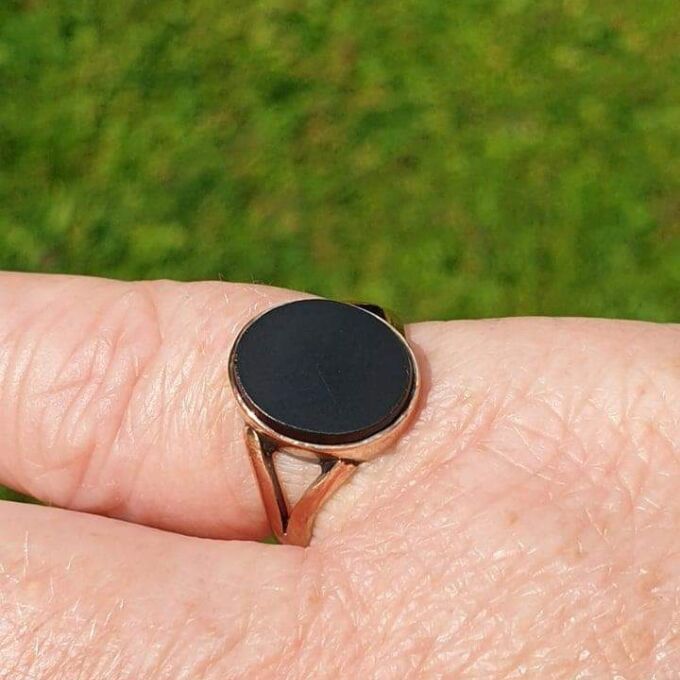 Onyx Solitaire Ring in 9ct Gold, a UK G or a US 3 1/2