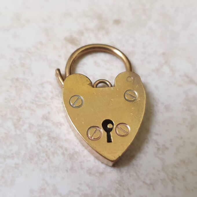 Simple Heart Padlock in 9ct Gold.