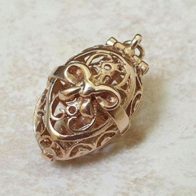 Reserved – Intricate Opening Egg Pendant in 9ct Gold.