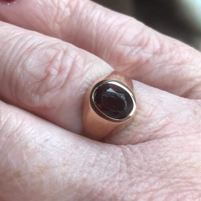 Red Paste Signet Ring in 9ct Gold,  a UK J or a US 5 1/4