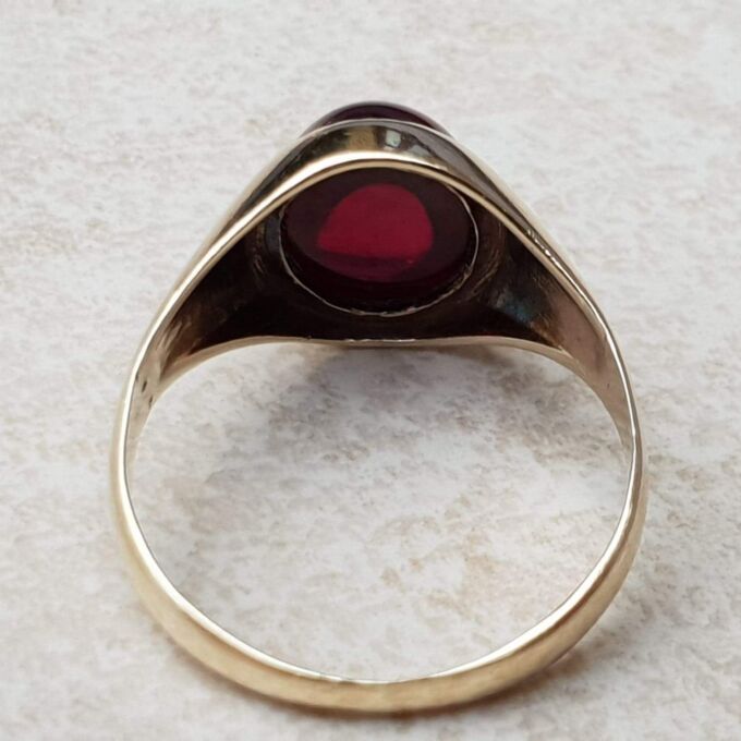 Bold Synthetic Ruby Cabochon Signet Ring in 9ct Gold, a UK M or a US 6 1/2.