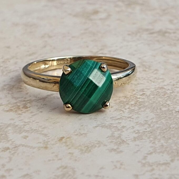 Reserved – Malachite Ring in 9ct Gold, a UK J 1/2 or a US 5 1/4