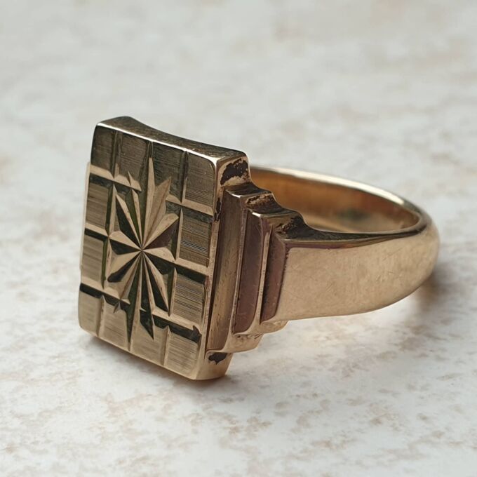 Heavy Checkerboard Design Signet Ring in 9ct Gold, a UK O or a US 7 1/2.