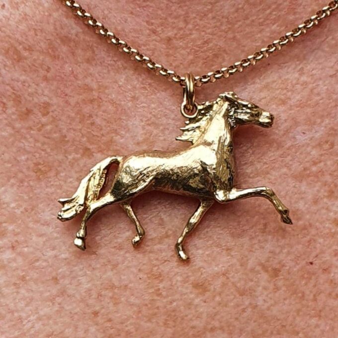 Horse Pendant in 9ct Gold.