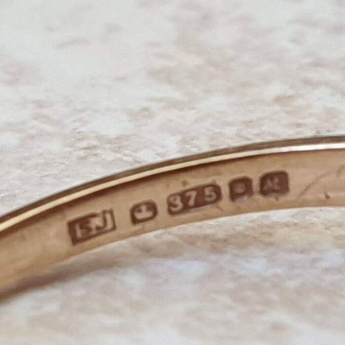 Agate and Diamond Cluster Ring in 9ct Gold, a UK N 1/2 or a US 7 1/4