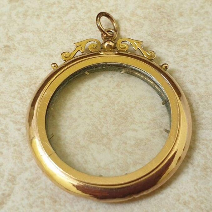 Antique Circular Glass Framed Locket in 9ct Gold