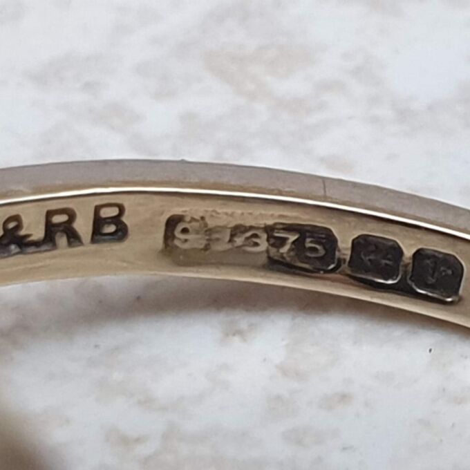 Oval Onyx Solitaire Ring in 9ct Gold,  a UK O or a US 7 1/4.