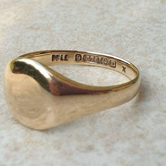 Classic Plain Signet Ring in 9ct Gold, a UK S or a a US 9 1/4