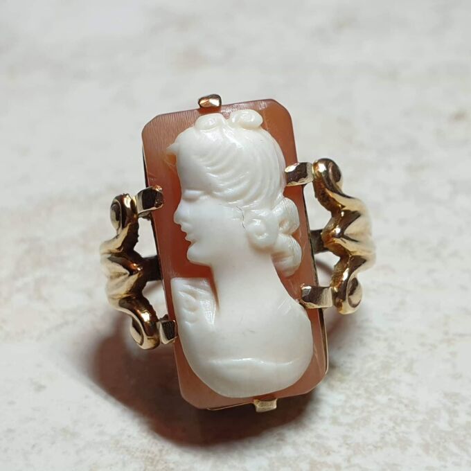 Huge Cameo Ring in 9ct Gold, a UK J or a US 5