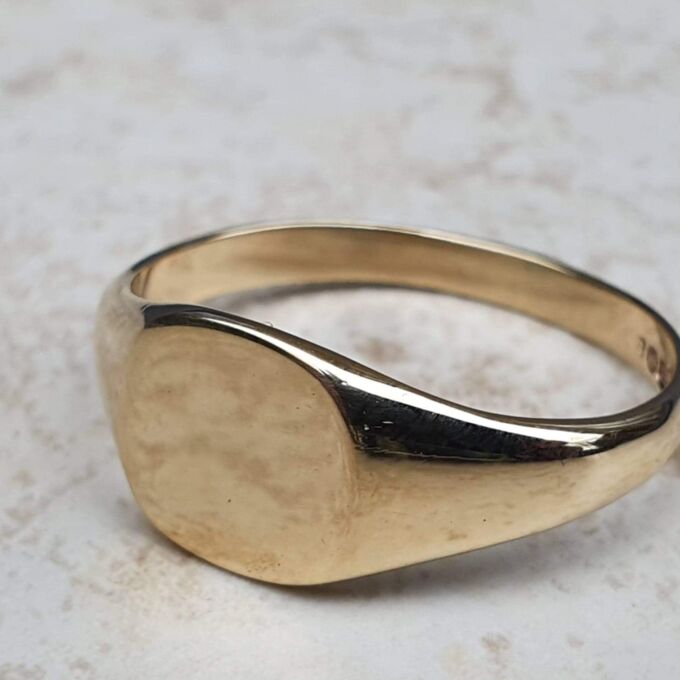 Simple Squared Signet Ring in 9ct Gold, a UK O or a US 7 1/2