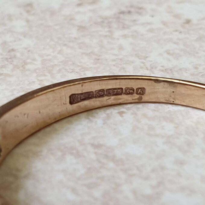 DEAREST Acrostic Ring in 9ct Gold, a UK M 1/2 or a US 6 3/4