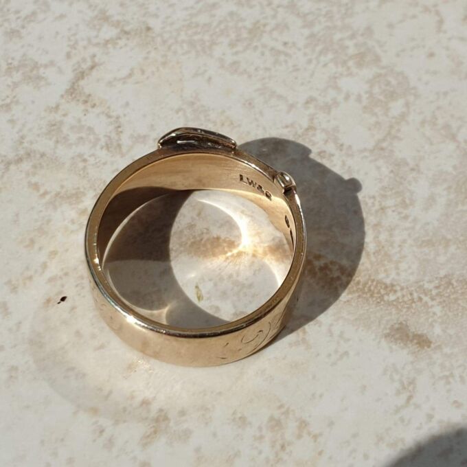 Buckle Ring in 9ct Gold,  a UK K 1/2 or a US 5 3/4.