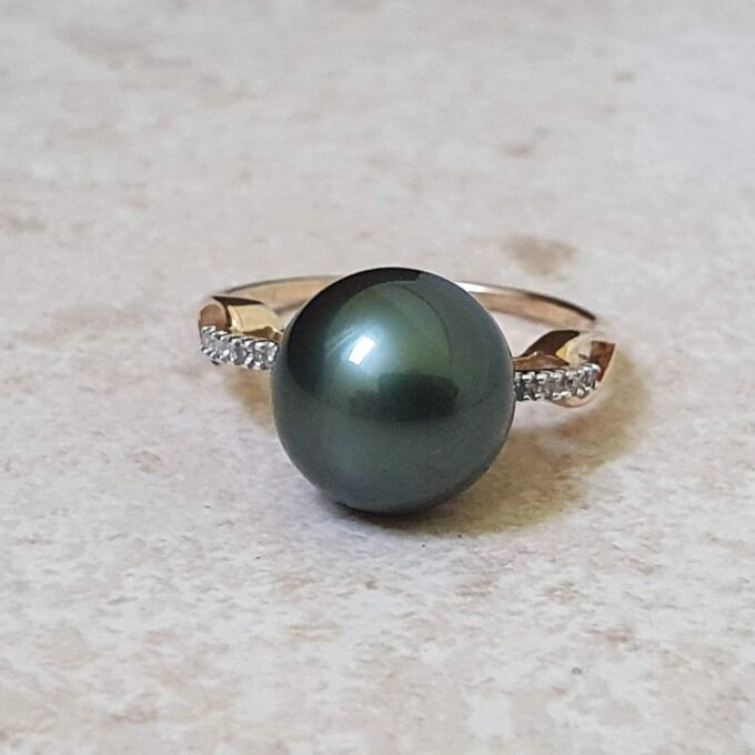 Faux Black Pearl Ring in 9ct gold. - Gems Afire - Vintage Jewellery UK