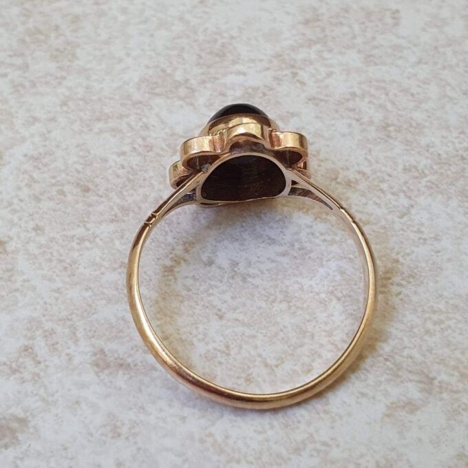 Onyx Cabochon Ring in 9ct Gold.