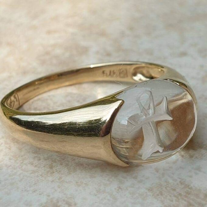 Rock Crystal Ankh Ring in 9ct Gold, a UK Q 1/2 or a US 8 3/4