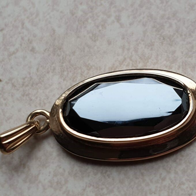 Oval Hematite Pendant in 9ct Gold.