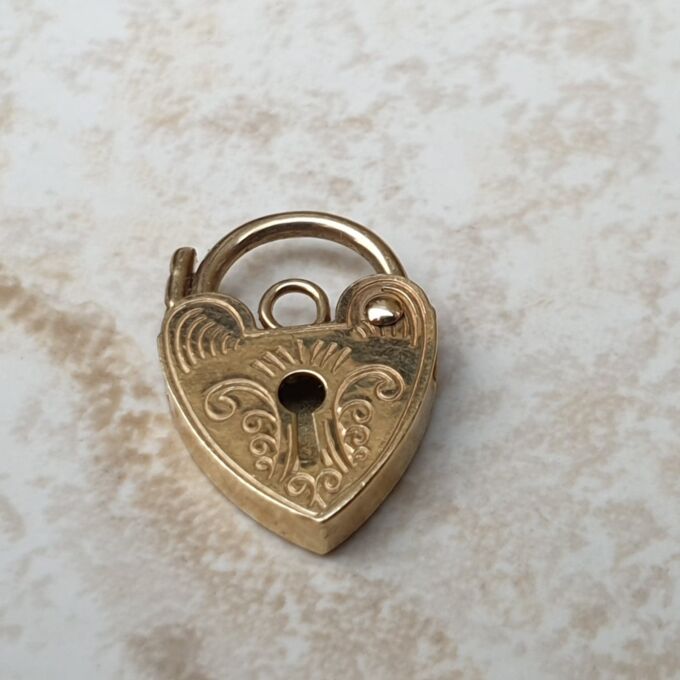 Tiny Heart Padlock in 9ct Gold