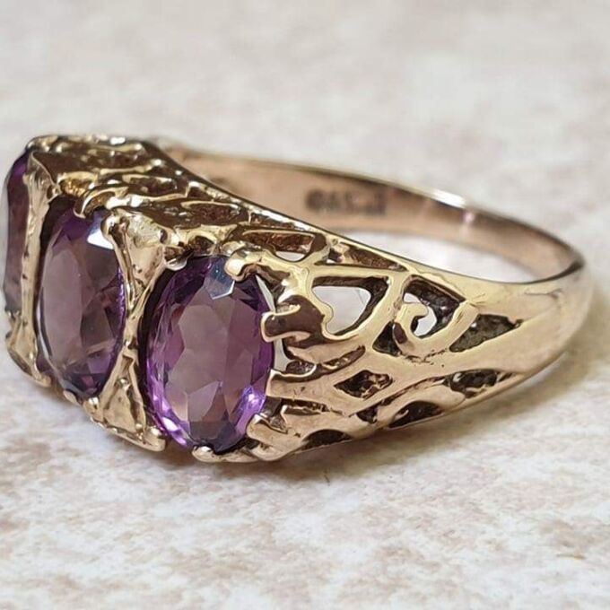 Amethyst Three Stone Ring I 9ct Gold, a UK J 1/2 or a US 5 1/4