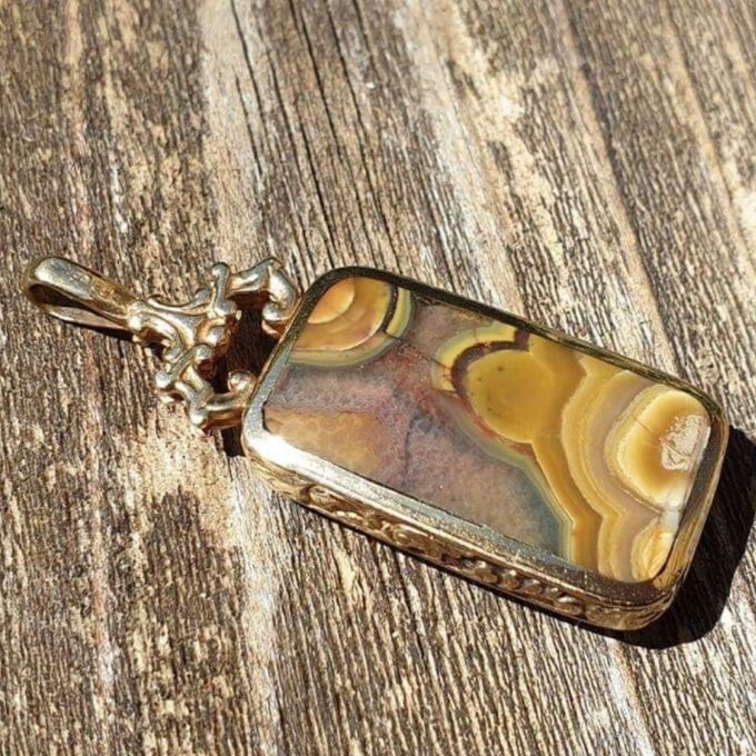 Substantial Double Sided Agate Pendant in 9ct Gold