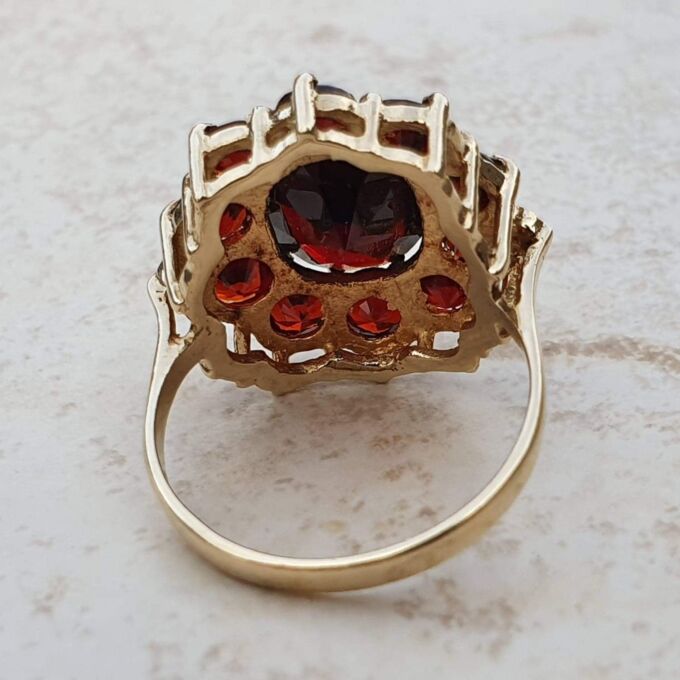 Big Garnet Cluster Ring in 9ct Gold, a UK L or a US 5 3/4