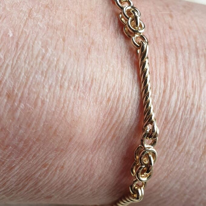 Fancy Twist Bar Bracelet in 9ct Gold,  7 3/4 inches.