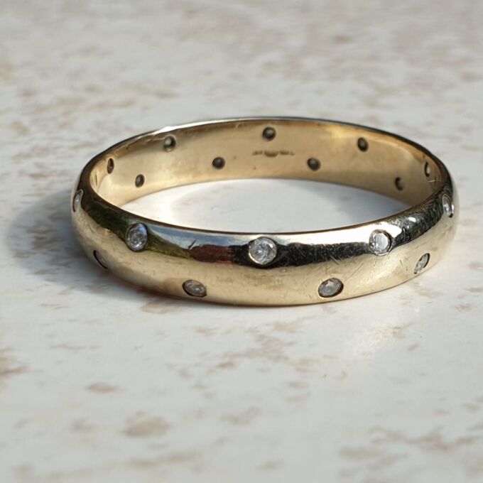 Diamond Set Band Ring in 9ct Gold, a UK Q 1/2 or a US 8 1/2