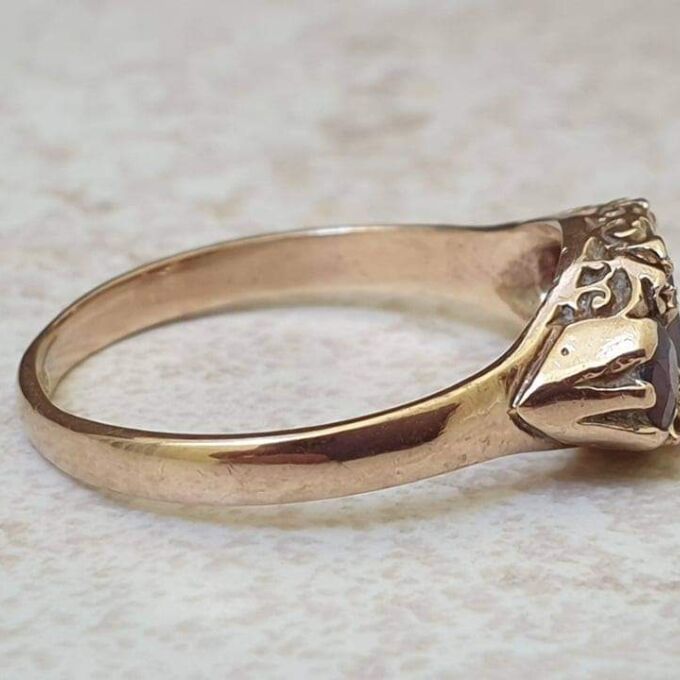 Three Stone Garnet Ring in 0ct Gold, a UK Q or a US 8 1/2