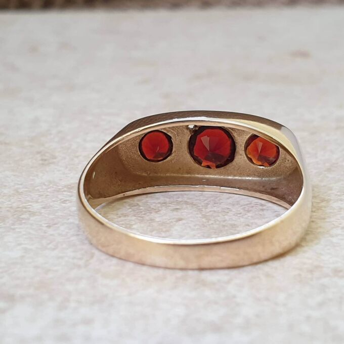 Garnet Set Signet Ring in 9ct Gold, a UK X 1/2 or a US 12