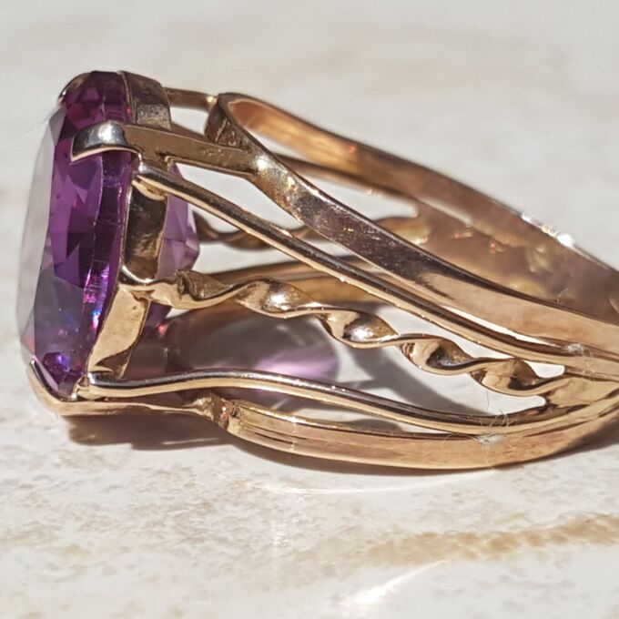 Beautiful Colour Change Sapphire Ring in 12ct Gold, a UK N 1/2 or a US 7 1/2.