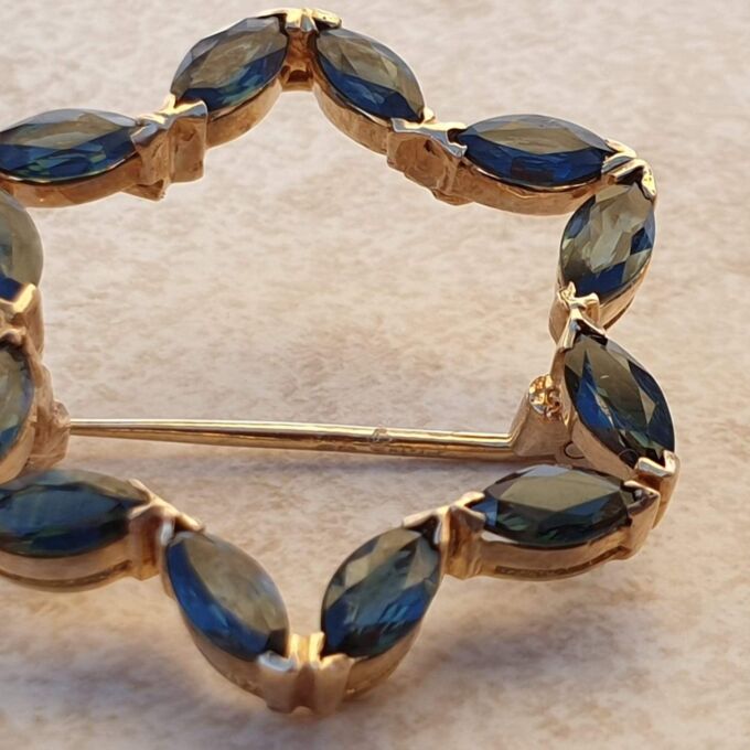 Star Design Sapphire Brooch in 9ct Gold.