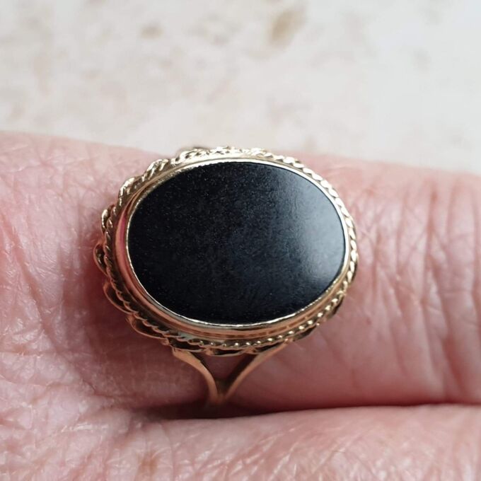 Oval Onyx Signet Ring in 9ct Gold, a UK Q 1/2 or a US 8 3/4.