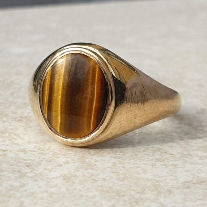 Tigers Eye Signet Ring in 9ct Gold,  a UK S 1/2 or a US 9 3/4.