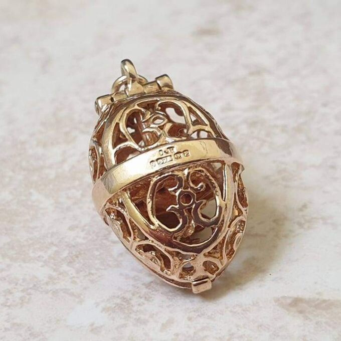 Reserved – Intricate Opening Egg Pendant in 9ct Gold.