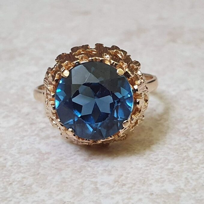 Swiss Blue Topaz Ring in 9ct Gold.