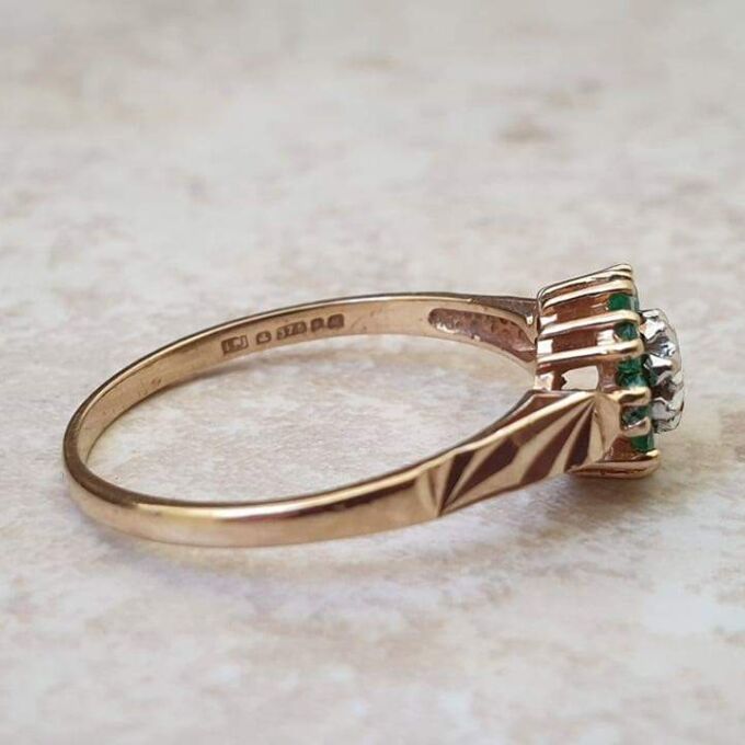 Agate and Diamond Cluster Ring in 9ct Gold, a UK N 1/2 or a US 7 1/4