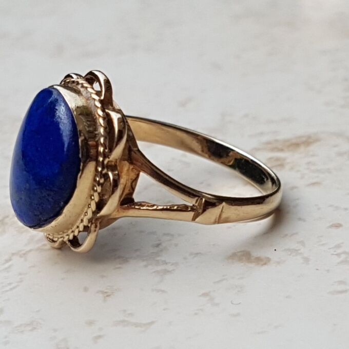 Lovely Lapis Lazuli Solitaire Ring in 9ct Gold, a UK L 1/2 or a US 6 1/4.