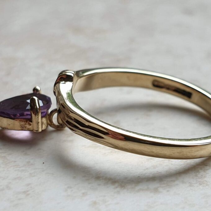 Amethyst Dangling Charm Ring in 9ct Gold,  a UK K 1/2 or a US 5 1/2.