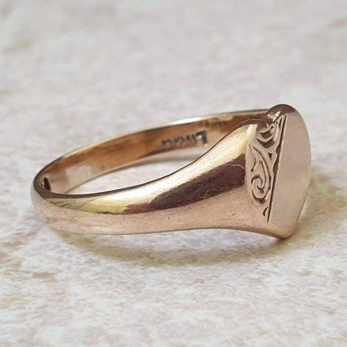 Part Engraved Heart Signet Ring in 9ct Gold.
