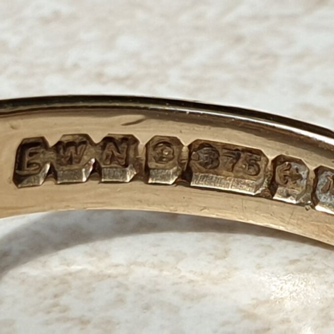 Part Engraved Signet Ring in 9ct Gold, a UK R 1/2 or a US 9