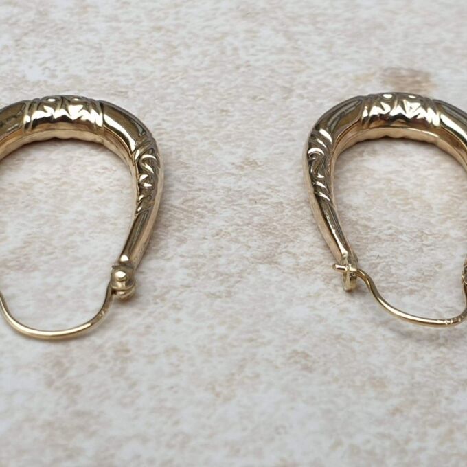 Creole Oval Hoop Earrings in 9ct Gold.