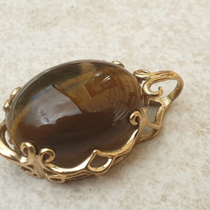 Striking Tigers Eye Pendant in 9ct Gold.