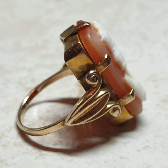 Huge Cameo Ring in 9ct Gold, a UK J or a US 5