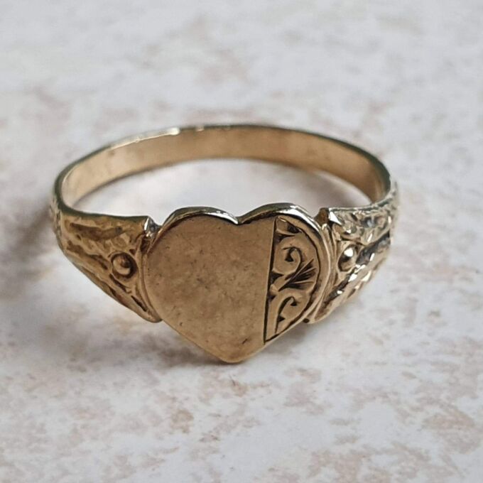 Ornate Part Engraved Heart Signet in 9ct Gold, a UK J or a US 5