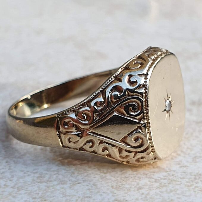 Big Ornate Signet Ring in 9ct Gold, a UK size V or a US 11.