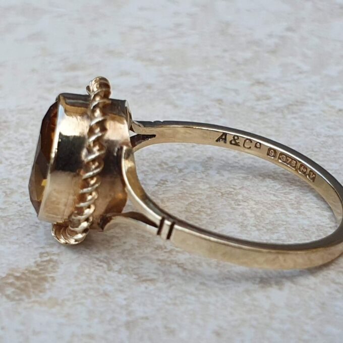 Oval Citrine Solitaire Ring in 9ct Gold, a UK Q or a US 8 1/2