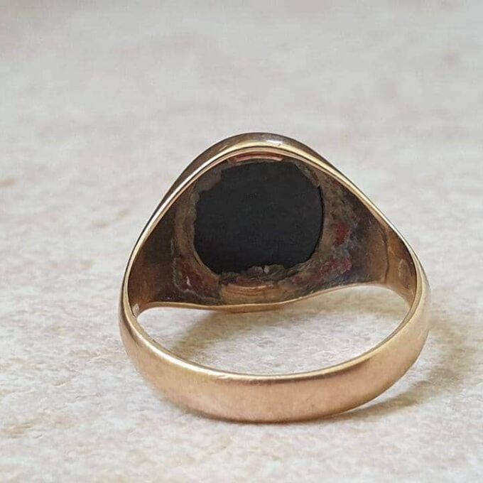 Onyx Signet Ring in 9ct Gold, a UK O or a US 7 1/2