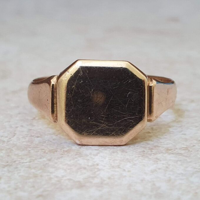 Plain Signet ring in 9ct Gold.