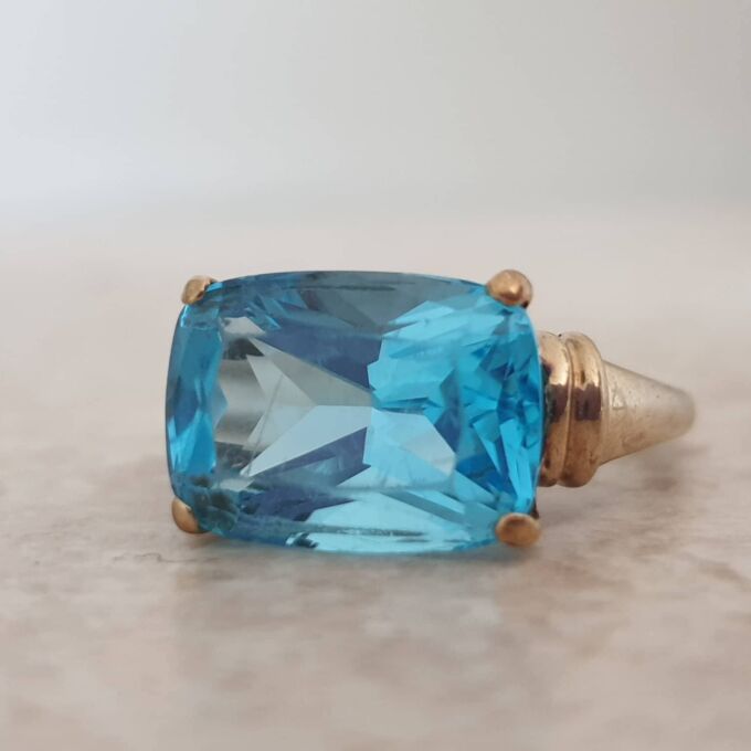 Vibrant East West Topaz Ring in 9ct Gold, a UK P or a US 8.