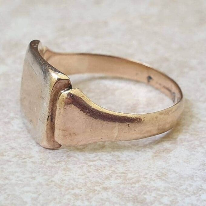 Two Tone Signet Ring in 9ct Gold, a UK Q 1/2 or a US 8 1/2